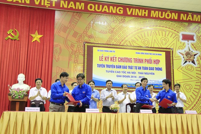 Bí thư thứ nhất T.Ư Đoàn giao hữu bóng đá với Bộ trưởng Đinh La Thăng - ảnh 1