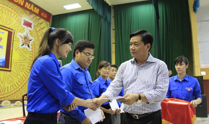 Bí thư thứ nhất T.Ư Đoàn giao hữu bóng đá với Bộ trưởng Đinh La Thăng - ảnh 2