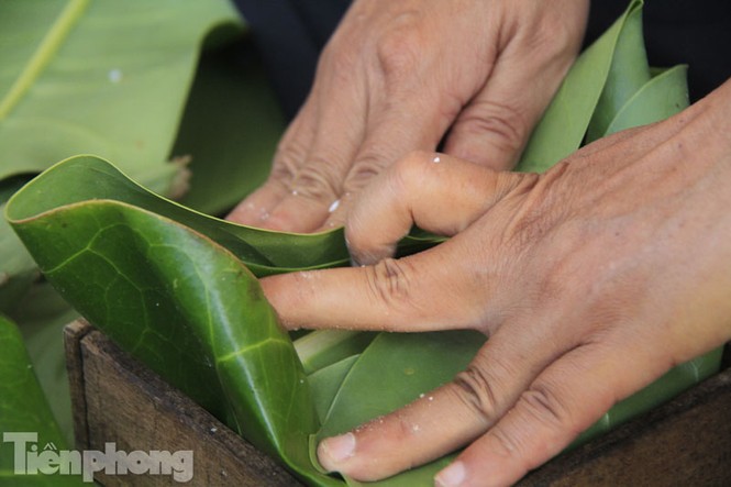 Cận cảnh bánh chưng gói bằng lá bàng vuông ở Trường Sa - ảnh 10