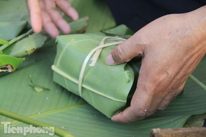 Cận cảnh bánh chưng gói bằng lá bàng vuông ở Trường Sa - ảnh 13