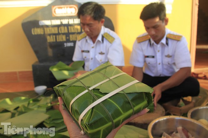 Cận cảnh bánh chưng gói bằng lá bàng vuông ở Trường Sa - ảnh 14