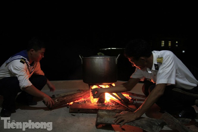 Cận cảnh bánh chưng gói bằng lá bàng vuông ở Trường Sa - ảnh 15