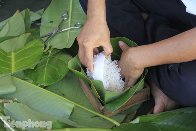 Cận cảnh bánh chưng gói bằng lá bàng vuông ở Trường Sa - ảnh 4