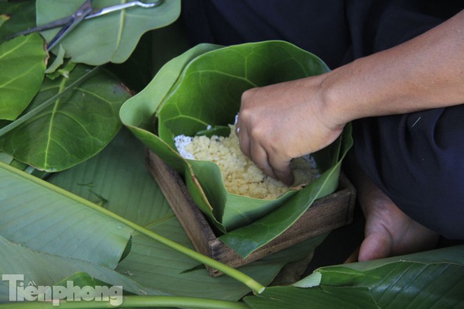 Cận cảnh bánh chưng gói bằng lá bàng vuông ở Trường Sa - ảnh 5