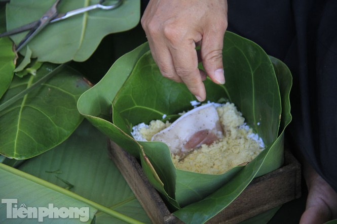 Cận cảnh bánh chưng gói bằng lá bàng vuông ở Trường Sa - ảnh 6