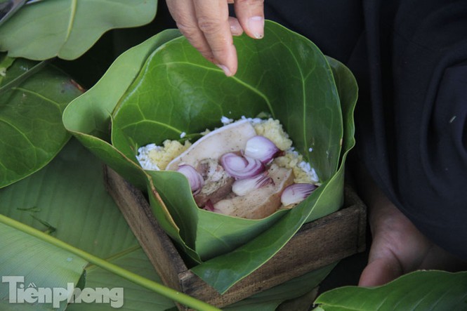 Cận cảnh bánh chưng gói bằng lá bàng vuông ở Trường Sa - ảnh 7