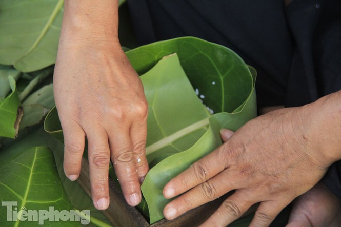 Cận cảnh bánh chưng gói bằng lá bàng vuông ở Trường Sa - ảnh 9