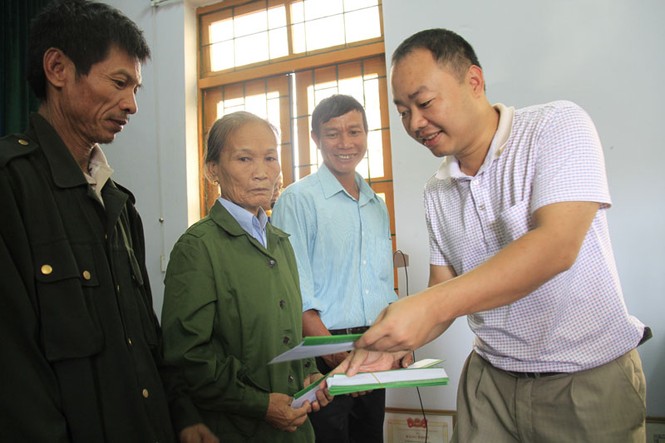 Doanh nghiệp cùng báo Tiền phong trao quà hỗ trợ người dân vùng lũ Quảng Bình - ảnh 10
