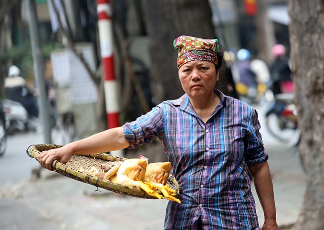 Rợn người vào chợ gà đúng lúc rộ dịch cúm - ảnh 13