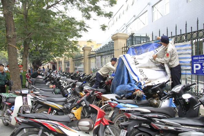Hà Nội 'dẹp loạn' vỉa hè: Thu biển hiệu, dỡ lều trên phố - ảnh 17