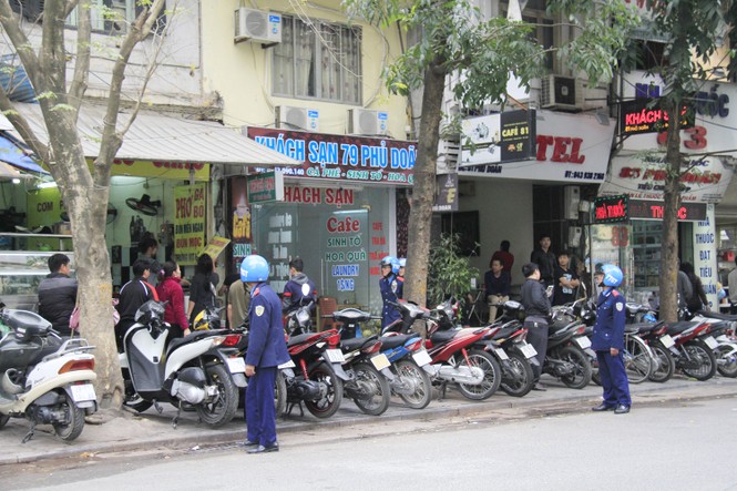 Hà Nội 'dẹp loạn' vỉa hè: Thu biển hiệu, dỡ lều trên phố - ảnh 11