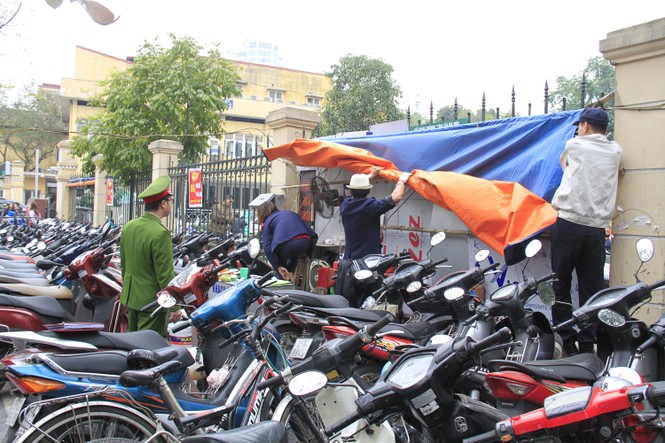 Hà Nội 'dẹp loạn' vỉa hè: Thu biển hiệu, dỡ lều trên phố - ảnh 4