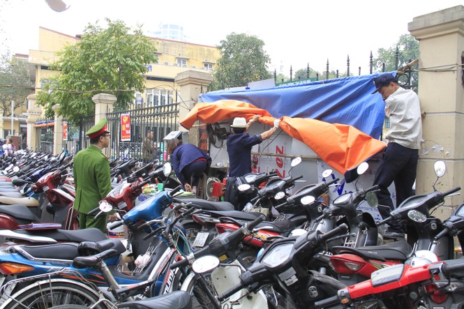 Hà Nội 'dẹp loạn' vỉa hè: Thu biển hiệu, dỡ lều trên phố - ảnh 3