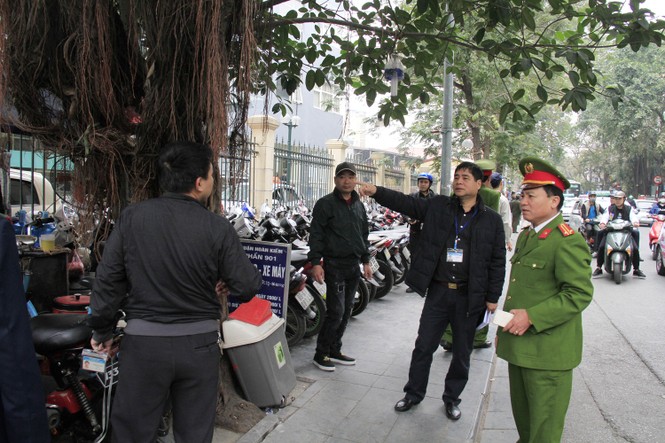 Hà Nội 'dẹp loạn' vỉa hè: Thu biển hiệu, dỡ lều trên phố - ảnh 2