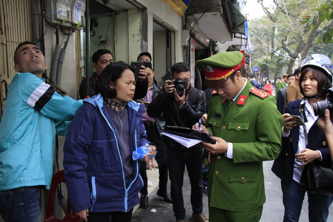 Hà Nội 'dẹp loạn' vỉa hè: Thu biển hiệu, dỡ lều trên phố - ảnh 21