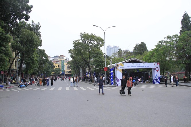 Phố phường Hà Nội rực rỡ trước trận chung kết AFF Cup - ảnh 11