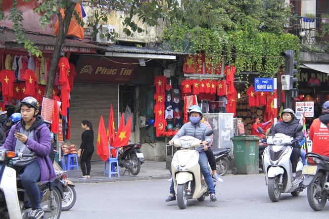 Phố phường Hà Nội rực rỡ trước trận chung kết AFF Cup - ảnh 3