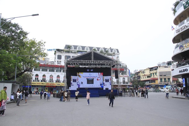 Phố phường Hà Nội rực rỡ trước trận chung kết AFF Cup - ảnh 9