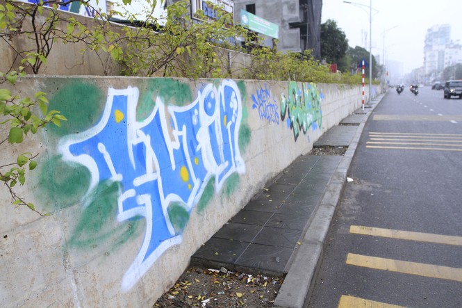 Vẽ graffiti tự phát trên đường trăm tỷ ở Hà Nội - ảnh 2
