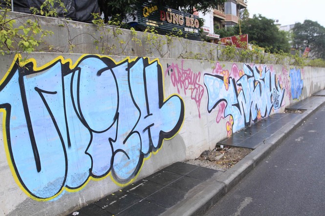 Vẽ graffiti tự phát trên đường trăm tỷ ở Hà Nội - ảnh 4