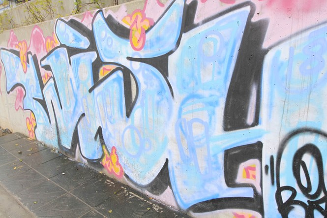 Vẽ graffiti tự phát trên đường trăm tỷ ở Hà Nội - ảnh 5