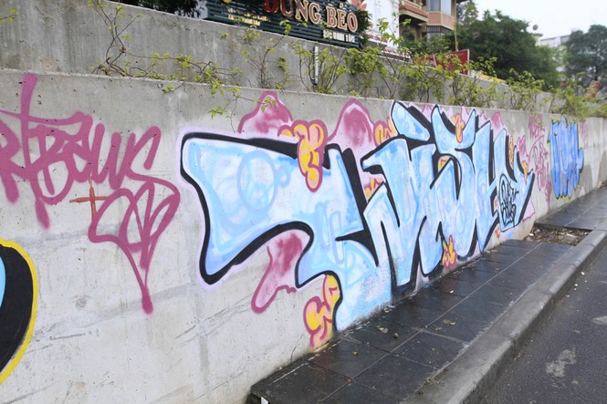 Vẽ graffiti tự phát trên đường trăm tỷ ở Hà Nội - ảnh 6