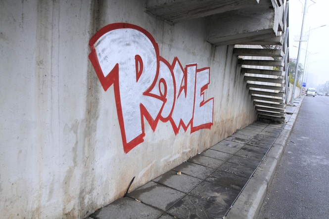 Vẽ graffiti tự phát trên đường trăm tỷ ở Hà Nội - ảnh 8