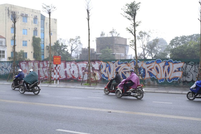Vẽ graffiti tự phát trên đường trăm tỷ ở Hà Nội - ảnh 9