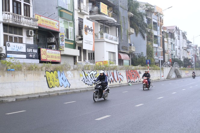 Vẽ graffiti tự phát trên đường trăm tỷ ở Hà Nội - ảnh 1