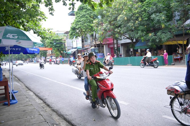 Cảnh sát hú còi xe chuyên dụng hộ tống thí sinh ngủ muộn đến điểm thi - ảnh 4
