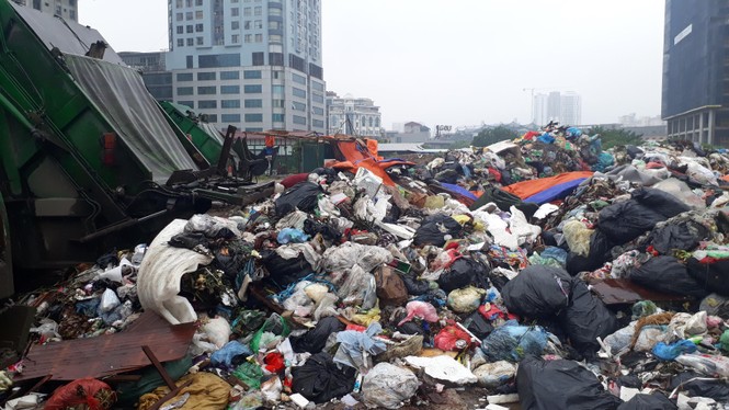Ám ảnh rác thải chất như 'núi', bịt kín đường phố Hà Nội - ảnh 6
