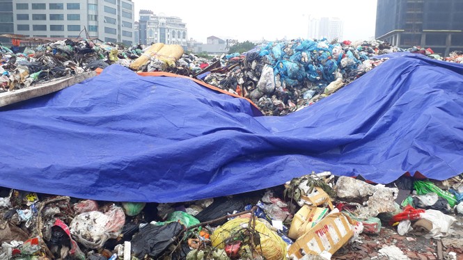 Ám ảnh rác thải chất như 'núi', bịt kín đường phố Hà Nội - ảnh 8
