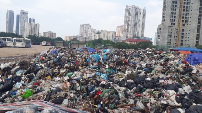 Ám ảnh rác thải chất như 'núi', bịt kín đường phố Hà Nội - ảnh 9