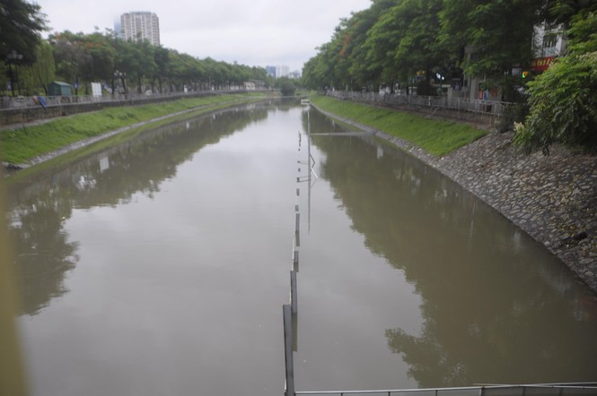 Mưa lớn, khu đặt 'bảo bối' của Nhật làm sạch sông Tô Lịch chìm nghỉm - ảnh 1