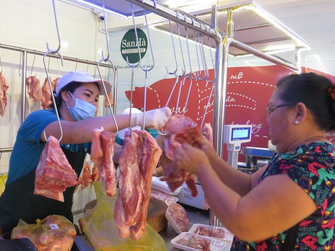 Phó Thủ tướng Vũ Đức Đam xếp hàng, ăn cơm trưa cùng công nhân - ảnh 6
