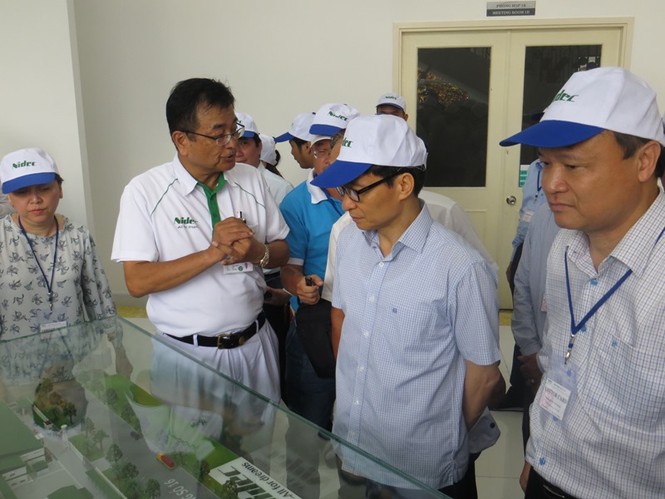 Phó Thủ tướng Vũ Đức Đam xếp hàng, ăn cơm trưa cùng công nhân - ảnh 1