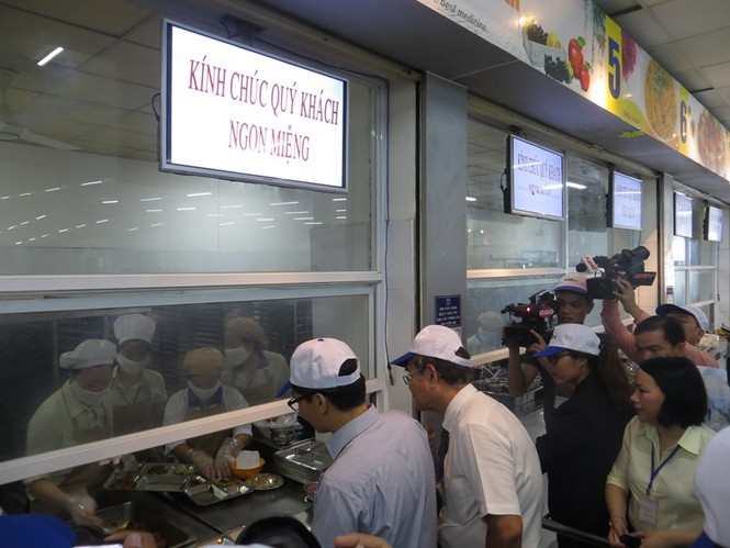 Phó Thủ tướng Vũ Đức Đam xếp hàng, ăn cơm trưa cùng công nhân - ảnh 2