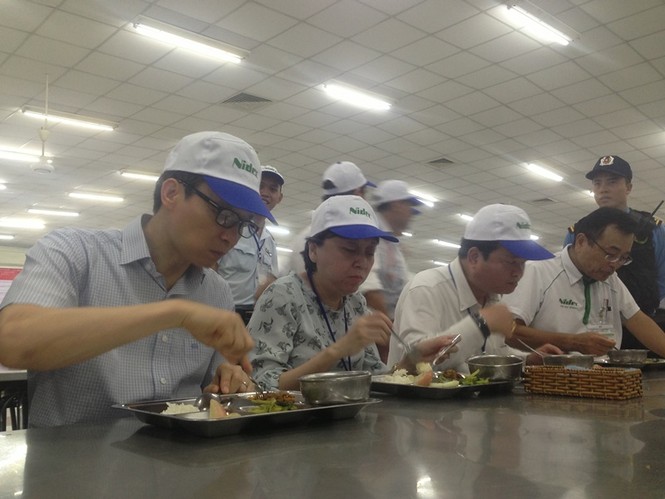 Phó Thủ tướng Vũ Đức Đam xếp hàng, ăn cơm trưa cùng công nhân - ảnh 3