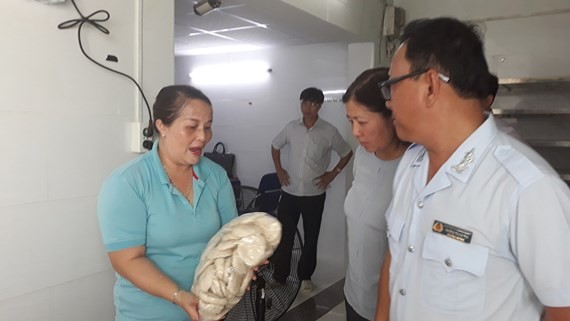 Phát hiện cơ sở sản xuất hàng trăm kg giò chả '3 không' - ảnh 1