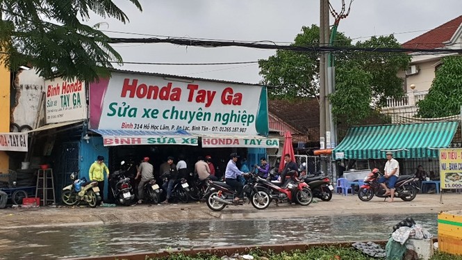 Sửa xe 'hốt bạc' khi nhiều tuyến đường Sài Gòn thất thủ sau bão - ảnh 9