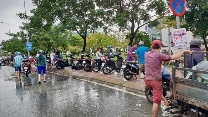 Sửa xe 'hốt bạc' khi nhiều tuyến đường Sài Gòn thất thủ sau bão - ảnh 10