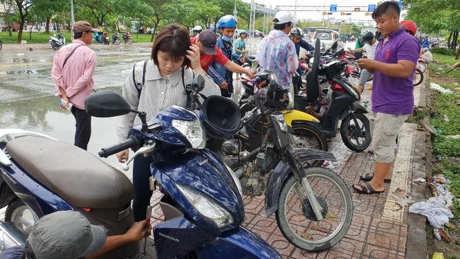 Sửa xe 'hốt bạc' khi nhiều tuyến đường Sài Gòn thất thủ sau bão - ảnh 11
