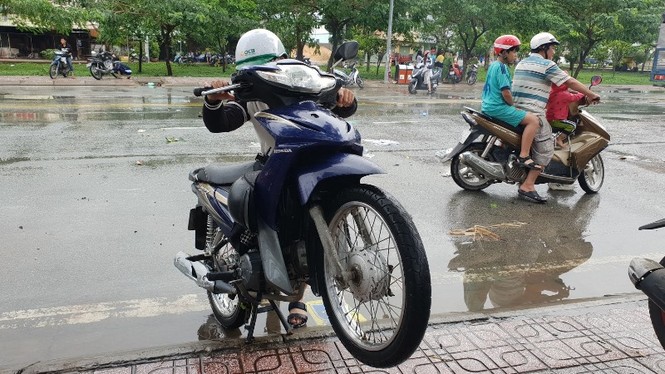 Sửa xe 'hốt bạc' khi nhiều tuyến đường Sài Gòn thất thủ sau bão - ảnh 12