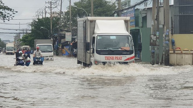 Sửa xe 'hốt bạc' khi nhiều tuyến đường Sài Gòn thất thủ sau bão - ảnh 2