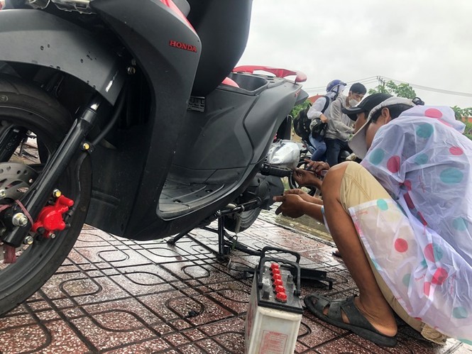 Sửa xe 'hốt bạc' khi nhiều tuyến đường Sài Gòn thất thủ sau bão - ảnh 6