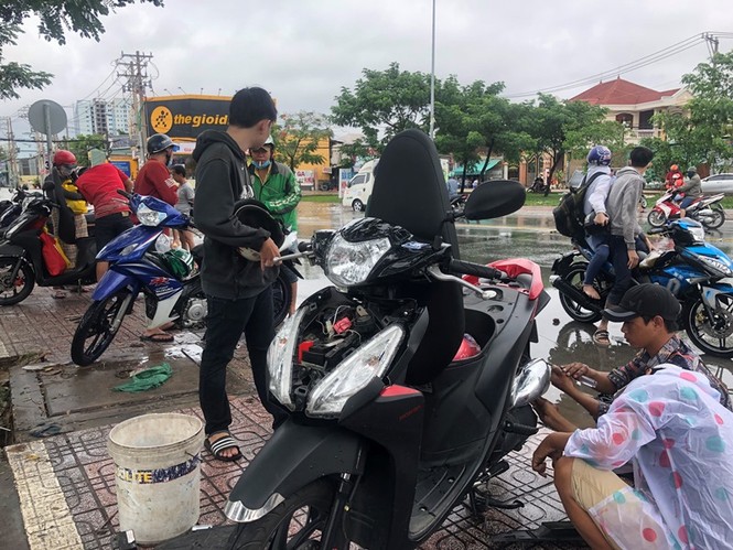 Sửa xe 'hốt bạc' khi nhiều tuyến đường Sài Gòn thất thủ sau bão - ảnh 4