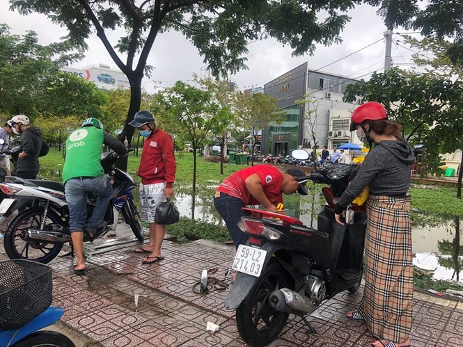 Sửa xe 'hốt bạc' khi nhiều tuyến đường Sài Gòn thất thủ sau bão - ảnh 5