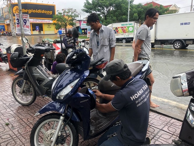 Sửa xe 'hốt bạc' khi nhiều tuyến đường Sài Gòn thất thủ sau bão - ảnh 7