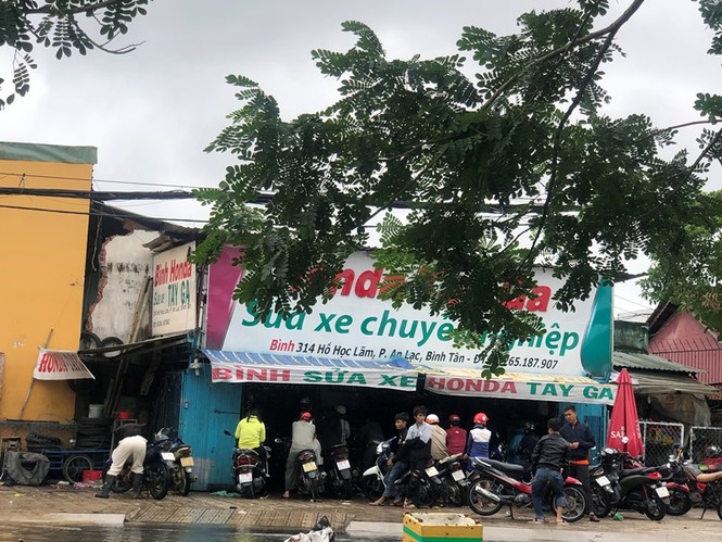 Sửa xe 'hốt bạc' khi nhiều tuyến đường Sài Gòn thất thủ sau bão - ảnh 8