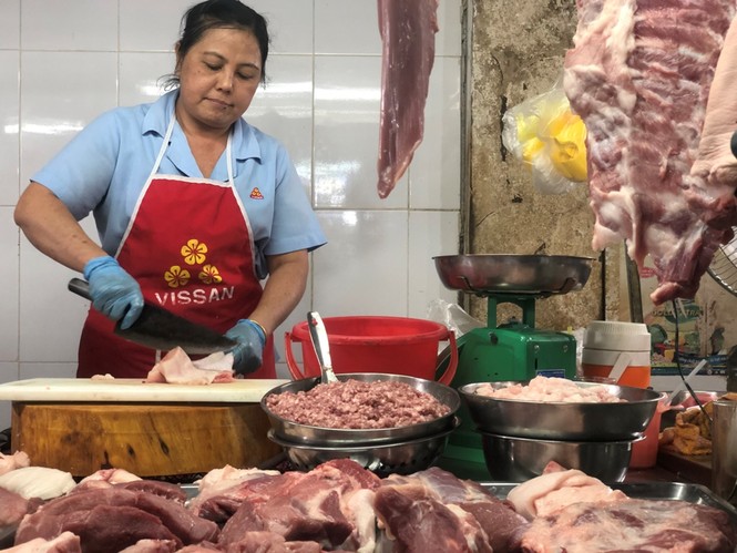 Sợ dịch tả, thịt heo ở Sài Gòn ế chỏng chơ - ảnh 1